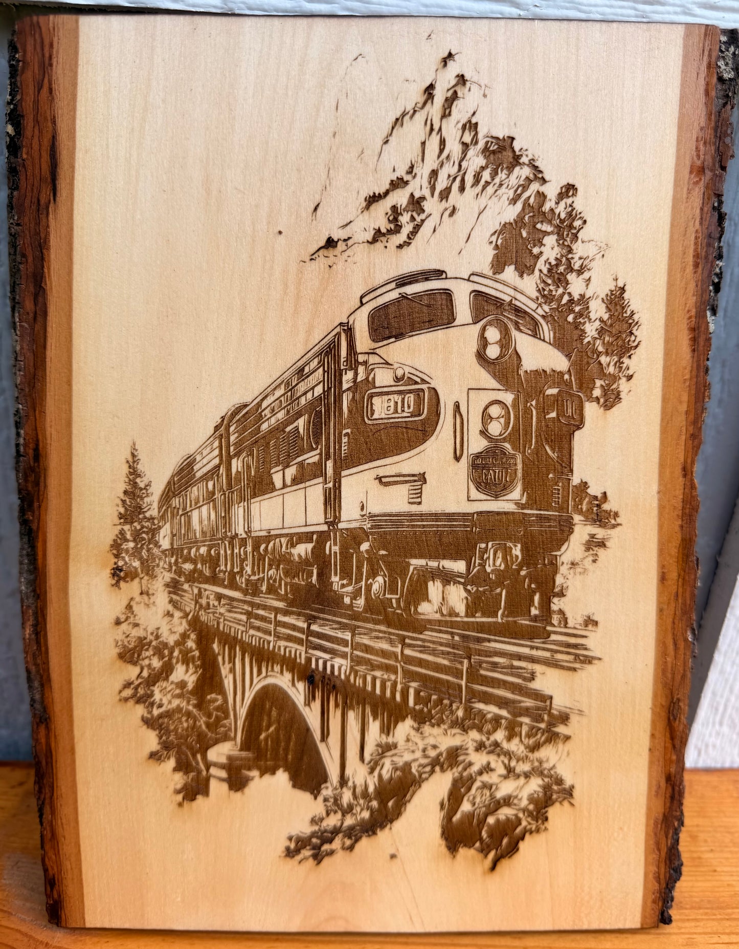 Plaque Live Edge Rectangular - Train 1810 on Bridge