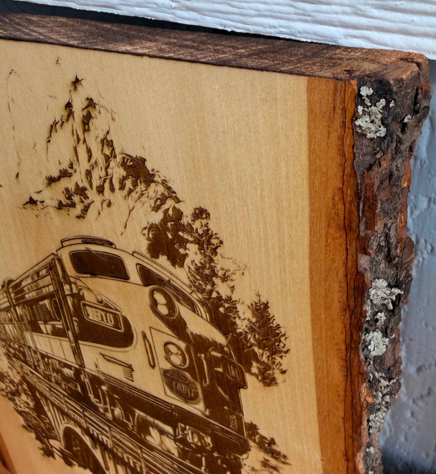 Plaque Live Edge Rectangular - Train 1810 on Bridge